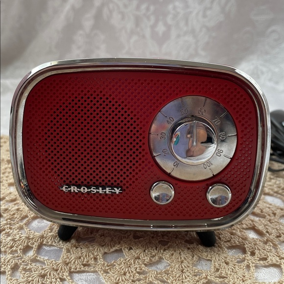 Crosley retro mid-century modern design  Cherry Red Vintage-Style Bluetooth. - Picture 2 of 5